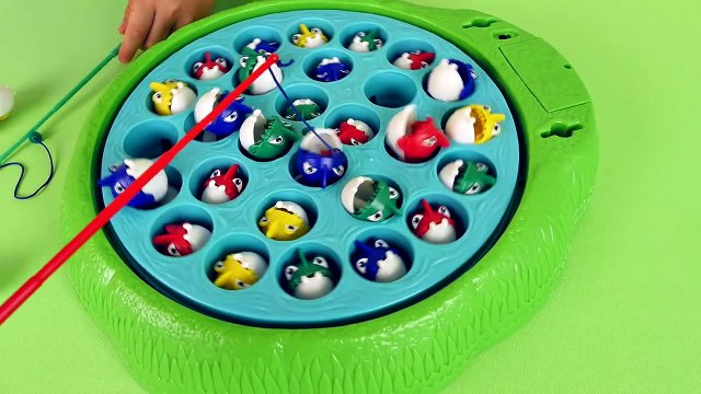 Малыш Даник играет в рыбалку.