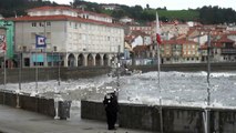 Temporal Cantábrico enormes olas golpean Luanco, Asturias