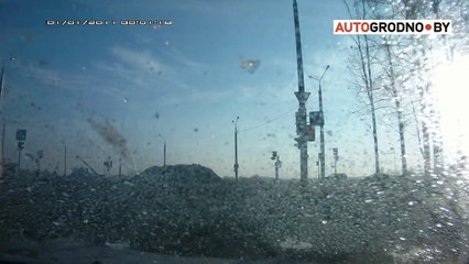 C фуры упал кусок льда на легковой автомобиль Рено