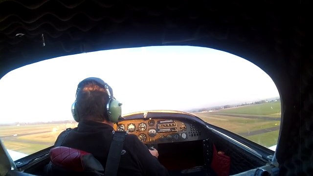 Ce pilote pose son avion d'urgence dans un champs près de l'aéroport pour éviter le crash