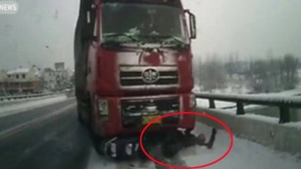 Tırın Altında Kalan Adam Mucize Eseri Kurtuldu