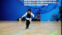 Une jeune fille chinoise danse en Roller sur Beat it de Michael Jackson : impressionnant