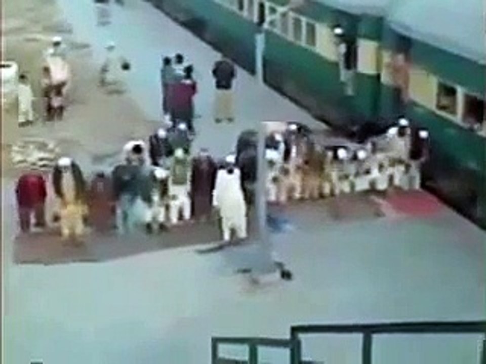 Hindistan'da Bir Tren Namaz Kılanları Beklemezse..