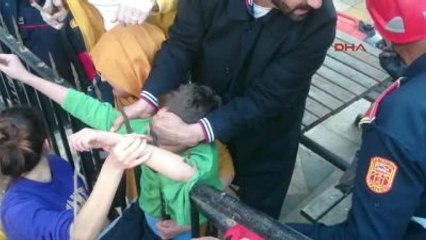 Şanlıurfa?da 12 Yaşındaki Çocuğun Koluna Demir Saplandı