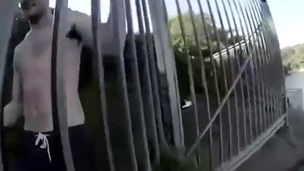 Ныряльщик прыгнул в воду и увидел Акулу