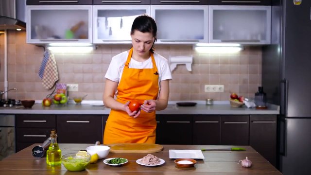 Салат из авокадо и тунца