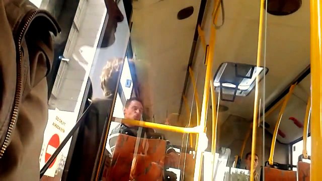 Un gars drogué dans un bus devient fou