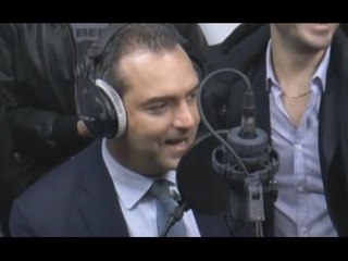 "Un giorno all'improvviso", il sindaco de Magistris canta l'inno del Napoli (08.02.16)