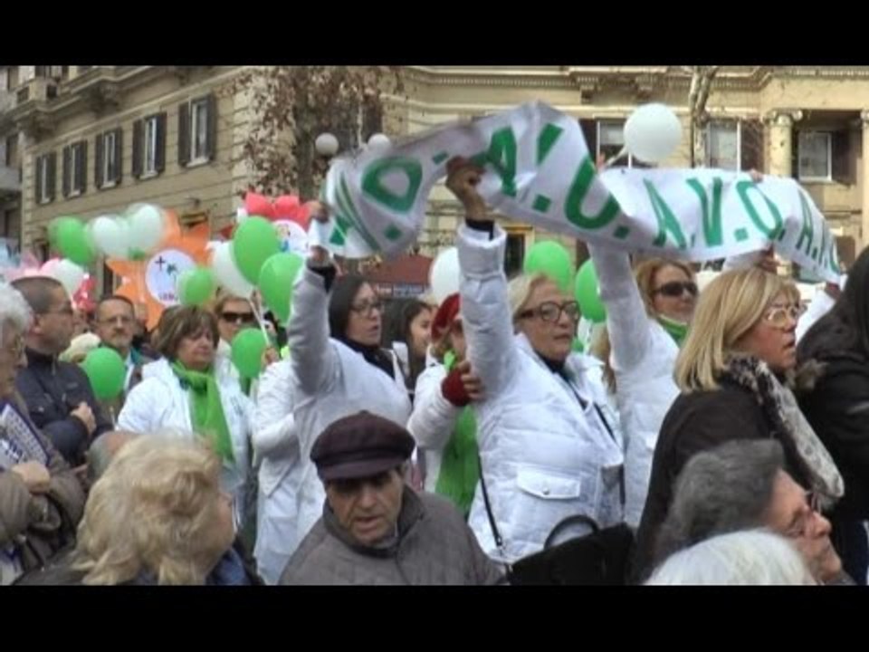 Napoli - "Giornata per la vita", passeggiata con il cardinale Sepe (08.02.16)