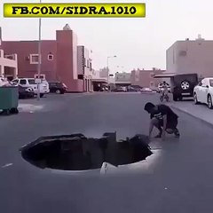 roasd ke beexch khada dangerous aur agar ais aho to?????????//