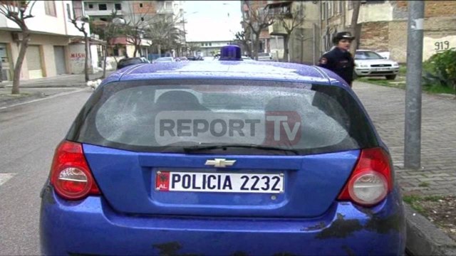 Report TV - Vlorë, qëlluan me kallashnikov në ajër, vihen në pranga dy të rinj