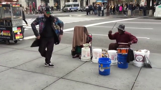 Un danseur hip hop se joint à un batteur de rue (New York) - Quel talent!