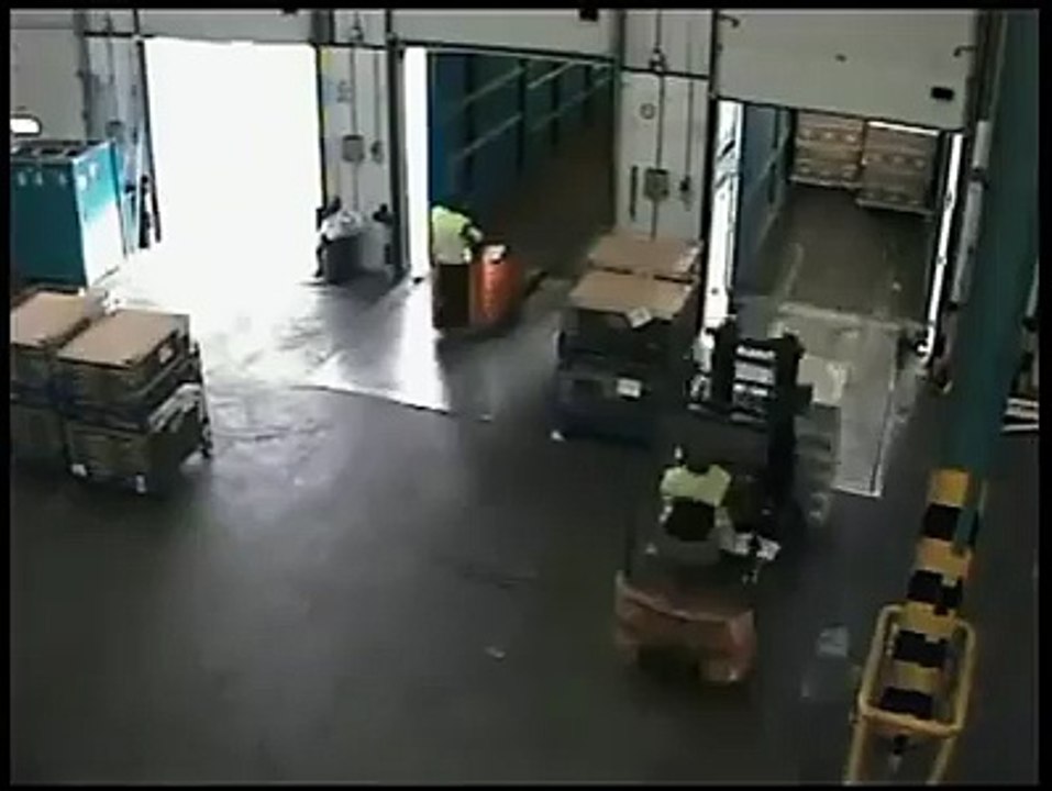 Violent crash and fail because of dumb truck driver