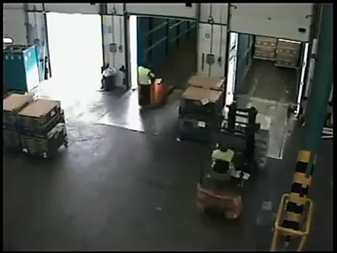 Un chauffeur de camion bien débile provoque un gros accident pendant son chargement