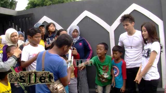 Perhatian Stefan-Wilona kepada Fans di Lokasi Syuting - Silet 09 Februari 2016