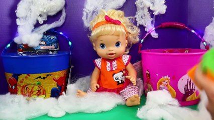 Descargar video: Baby Alive Lucy Gets Mummy Halloween Costume Surprise Toys Trick Or Treat Pumpkin & Blind