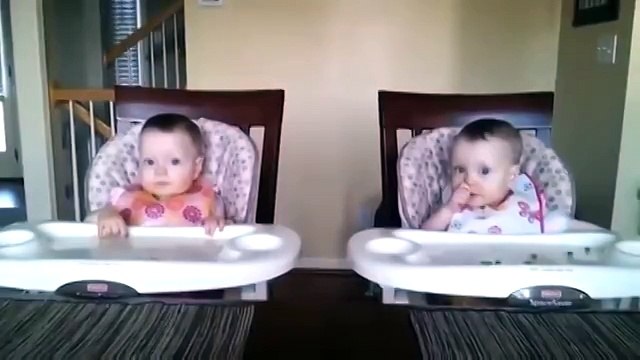 Реакция двойняшек на любимую песню -)