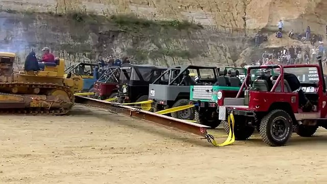 Кто сильнее- Бульдозер Caterpillar vs 20 Джипов Toyota, эпическая битва