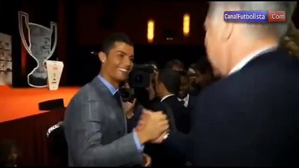 Cariñoso saludo entre Cristiano Ronaldo y Carlo Ancelotti en los premios Marca