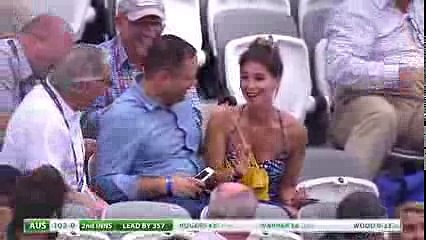 فيديو طريف  سقوط متلفز ومحرج لمتفرجة في ملعب كريكيت