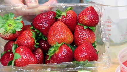 HOW TO MAKE A STRAWBERRY DAIQUIRI