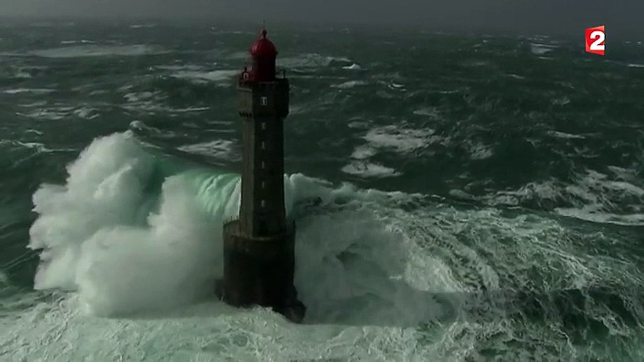 Des images aériennes exceptionnelles des phares bretons frappés par la tempête