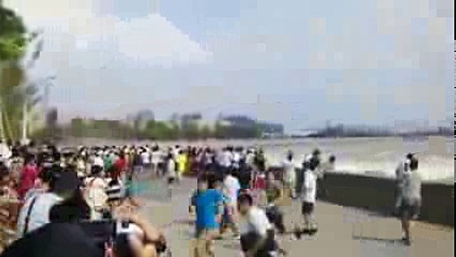 Enjoyment of tidal bore in Qiantang jiang River Mid autumn Holiday 2013