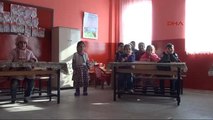 Bitlis Köy Öğretmenin Öğrencileri ile Çektiği Video Büyük İlgi Gördü