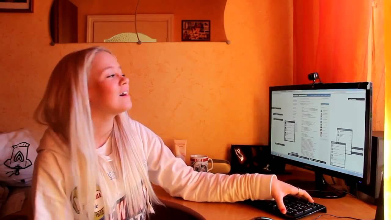 Красивая девушка очень красиво поёт