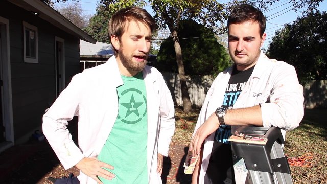 Il déclenche un piège à souris sur sa langue pour filmer le résultat en Slow Motion