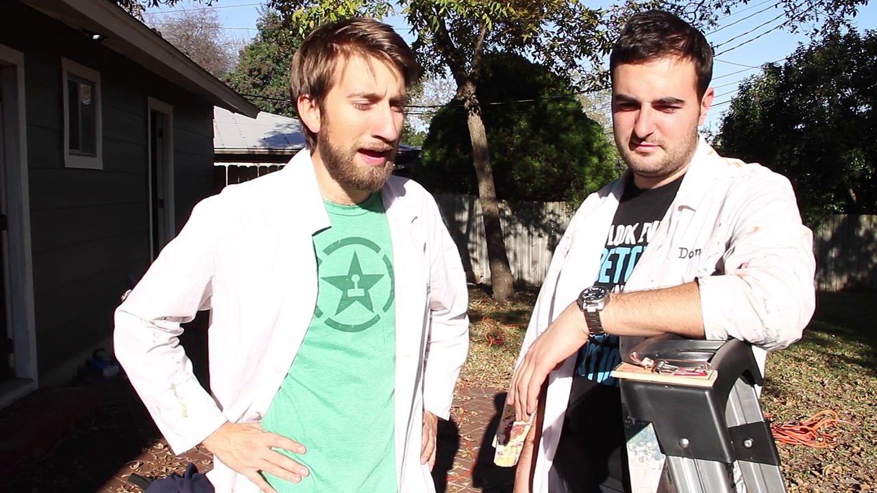 Il déclenche un piège à souris sur sa langue pour filmer le résultat en Slow Motion