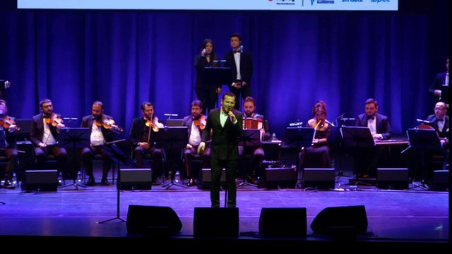 Ferhat Göçer - Gülünce Gözlerinin İçi Gülüyor