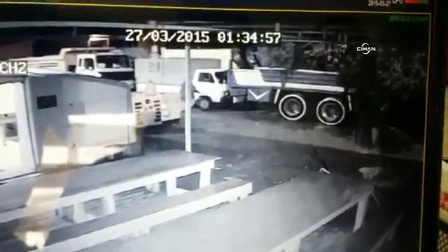 Kamyoneti durdurmak isteyen bekçi sıkışarak can verdi