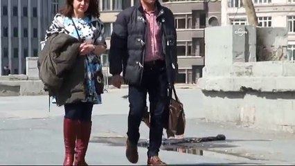 Yaşlı adam pis su birikintisinde elbisesini yıkadı