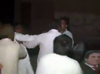 How People Slapping N League Minister For Asking Vote in Lahore