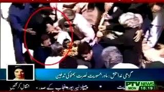See What Happened With Rehman Malik When Benazir was Laying Into Grave
