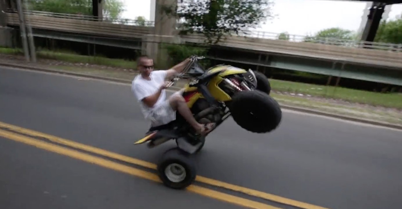 ZAP DU JOUR #350 : Sans casque en quad, il roule à contresens et le regrette immédiatement...