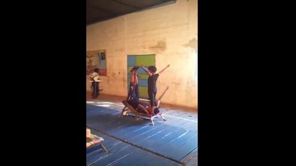 Вот это акробатика Крутит человека как колесо