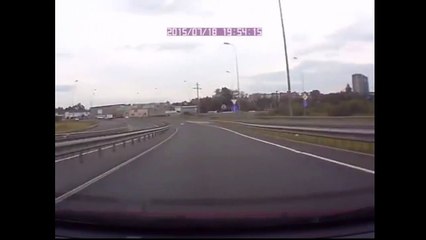 Девушка тупит за рулем учебной машины
