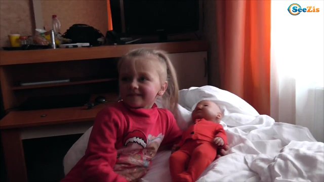 ✔ Ярослава укладывает спать куклу Беби Борн - Прогулка на лыжах в Буковеле - Holidays in Bukovel ✔