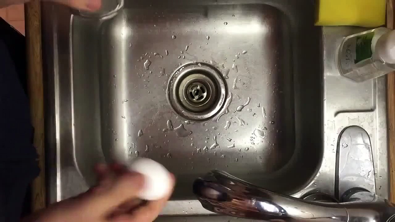 COMO PELAR UN HUEVO DURO EN 10 SEGUNDOS (720p)