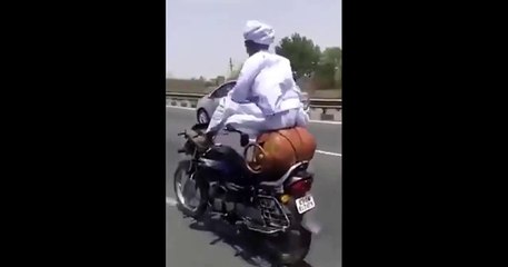 COMO TRANSPORTAR COSAS GRANDES EN UNA MOTO (720p)