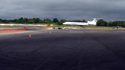 Одно из контрольных упражнений курса Повышение водительского мастерства