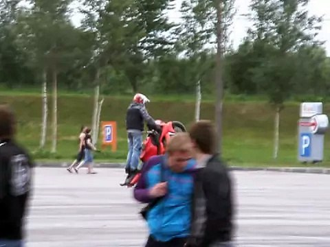 Опасные развлечения на мотоцикле среди пешеходов