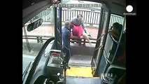 CONDUCTOR DE AUTOBÚS EVITA SUICIDIO (720p)