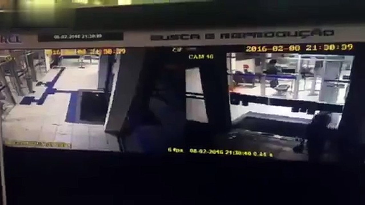 Off Duty Cop Reacts to Assault and Kills Bandit in the Bank