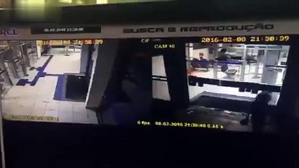 Off Duty Cop Reacts to Assault and Kills Bandit in the Bank