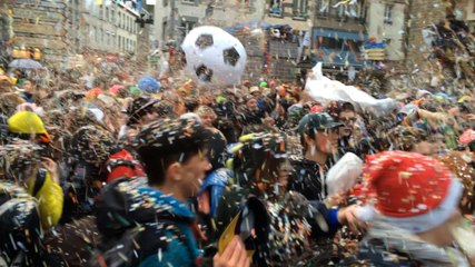 La bataille de confettis : du délire !