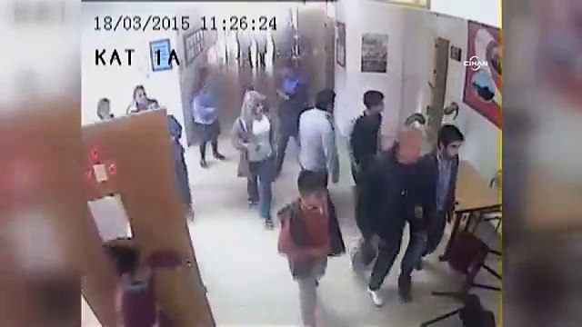 Öfkeli kadınlar, okul basıp ortalığı savaş alanına çevirdi