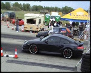 Descargar video: Porsche 997 Techart Turbo Vs. Ford Fiesta RS Turbo Drag Race